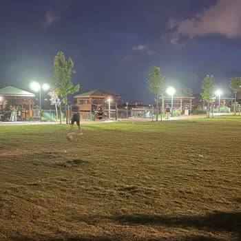 Çim Alanda Top Oynanması Yürüyüş Yapanları Mağdur Ediyor