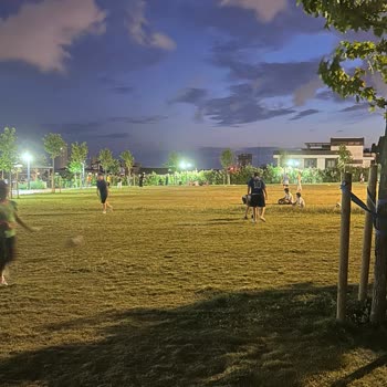 Çim Alanda Top Oynanması Yürüyüş Yapanları Mağdur Ediyor