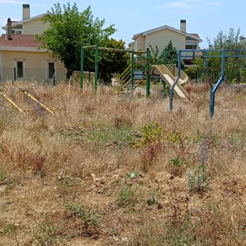 Park Ve Yol Bakımsızlığı Çocukların Oyun Hakkını Engelliyor