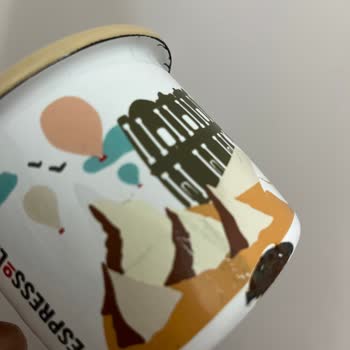 Emaye Bardak Kısa Sürede Soyulup Paslandı