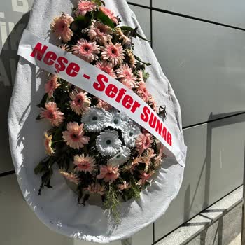 Sipariş Edilen Lilyumlu Çelenk Yerine Kağıttan Ve Papatyalı Çelenk Gönderildi, Yetersiz Telafi Sunuldu