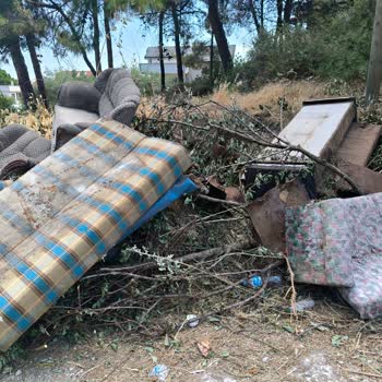 Komşumun Evinin Önüne Bıraktığı Eşyaların Kaldırılması İçin Yardım Talebi