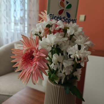 Evlilik Yıldönümünde Solmuş Çiçek Ve İlgisiz Müşteri Hizmetleri