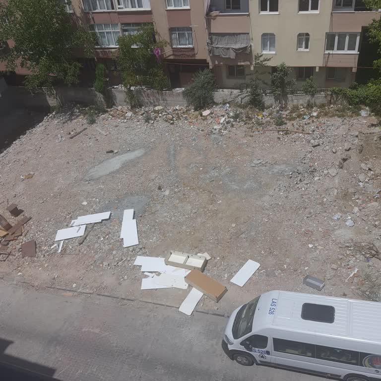 Boş Arsa Çöp Ve Kirlilik Nedeniyle Sorun Oluşturuyor