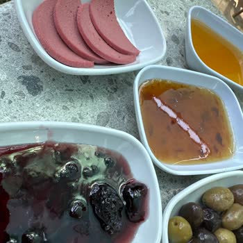 Çamlık Beyaz Kafe Önceki Masadan Artanları Getirdi