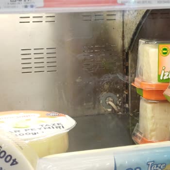 Migros Paradise AVM Şubesinde Soğuk Dolapların Hijyen Sorunu