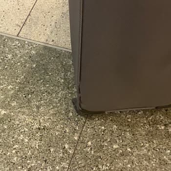 Pier Cardin Valiz İlk Kullanımda Alt Köşeden Yırtıldı