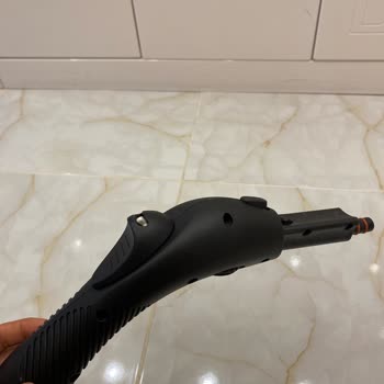 Yeni Alınan Buhar Makinesinin Tutma Yerinden Buhar Ve Sıcak Su Sızdırması