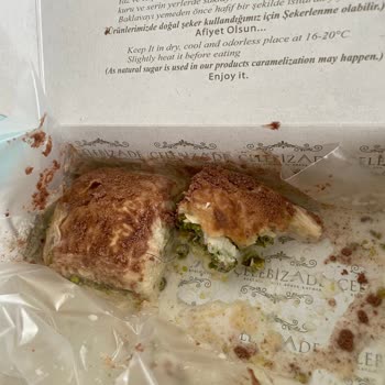 Çelebizade Baklava Ara Kısmında Kocaman Siyah Bir Kıl Çıktı