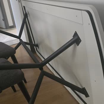 Yemek Masası Ayakları Kısa Sürede Yamuldu Ve Kimse İlgilenmiyor