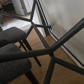Yemek Masası Ayakları Kısa Sürede Yamuldu Ve Kimse İlgilenmiyor