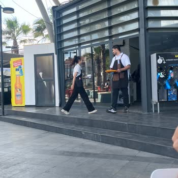 Garsonların İlgisiz Ve Saygısız Davranışları