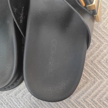 İki Saatte Deforme Olan Terlik Ve Değişim Sırasında Fiyat Farkı Şoku