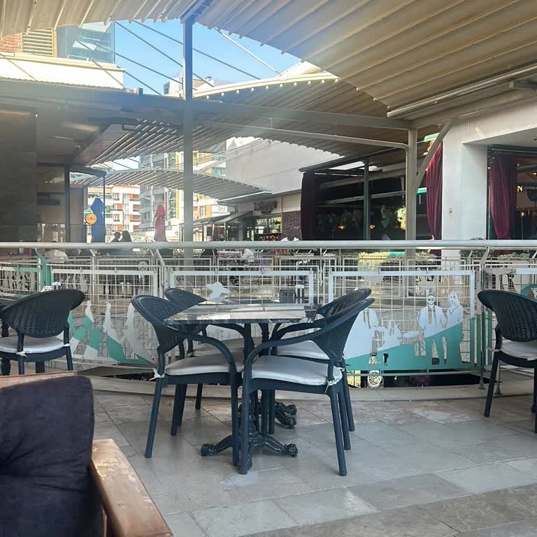 İlgisiz Garsonlar Ve Yetersiz Hizmet Deneyimi