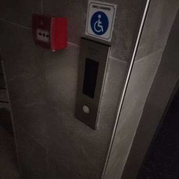 Gece Yarısı Kapalı Otel Ve Mağduriyet Yaşadık