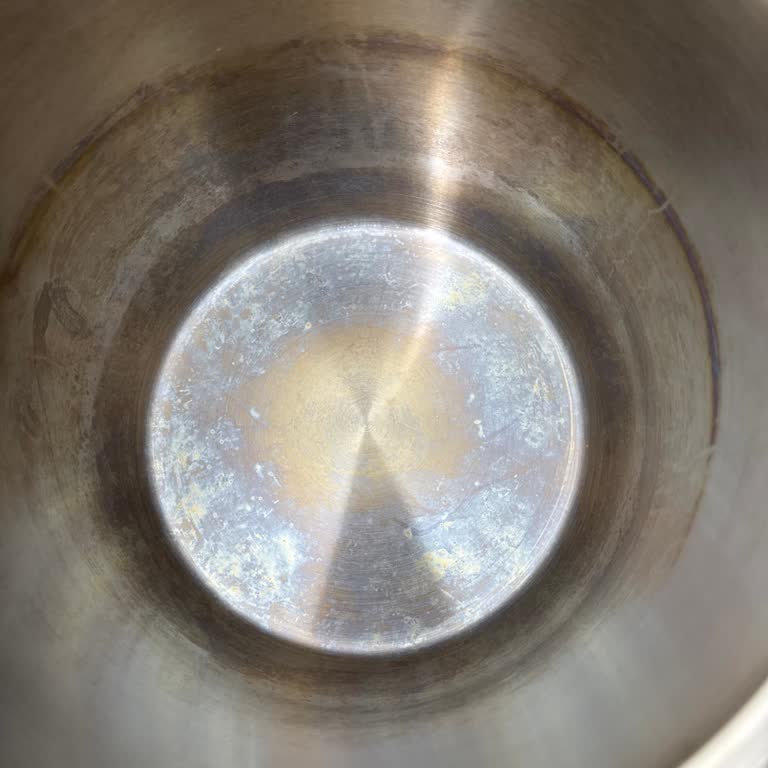 Yeni Alınan Düdüklü Tencerede İlk Kullanımda Oluşan Lekeler