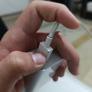 Yeni Telefonun Şarj Kablosu Kısa Sürede Bozuldu