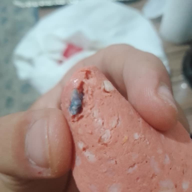 BİM'den Alınan Piliç Sucukta Mavimsi Plastik Parça Şoku