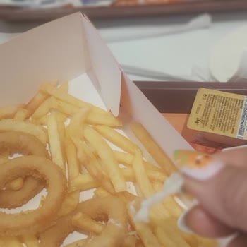 Popeyes'te Plastik Parça Ve Personel Saygısızlığı Nedeniyle Kötü Deneyim
