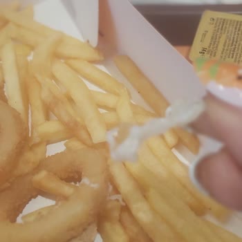Popeyes'te Plastik Parça Ve Personel Saygısızlığı Nedeniyle Kötü Deneyim