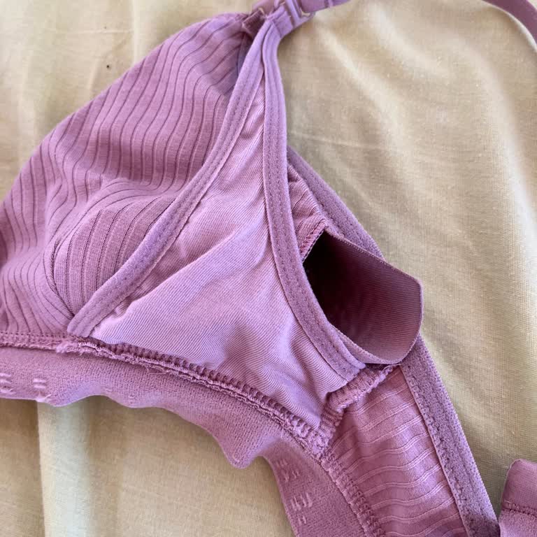 Kötü Kaliteli Emzirme Sütyeni: Pedi Sürekli Çıkıyor, Göğüs Ucu Belli Oluyor