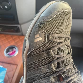 Adidas Ayakkabılar Kısa Sürede Yıpranıyor, Kalite Düşüşü Endişelendiriyor