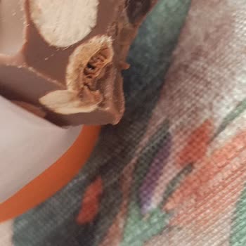 Aldığım Çikolataların İçindeki Badem Ve Fındıklar Çürük Çıktı