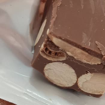 Aldığım Çikolataların İçindeki Badem Ve Fındıklar Çürük Çıktı