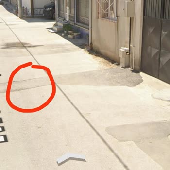 Asfalt Çökmesi Nedeniyle Araç Ve Yaya Güvenliği Tehlikede