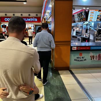 Dondurma Kasası Ayrı Olmasına Rağmen Uzun Kuyrukta Bekletildim