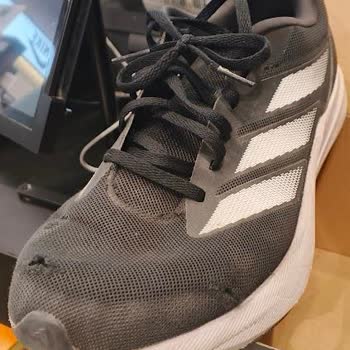 Adidas Ayakkabıda 3 Ayda Oluşan Deliklere Rağmen Mağaza Sorumluluk Almadı