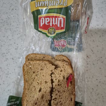 Ekmekten Çıkan Kırmızı Plastik Parçası Büyük Tehlike Oluşturdu