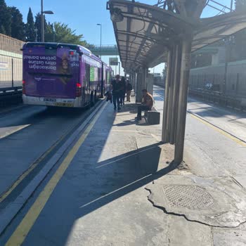Edirnekapı Metrobüs Durağındaki Çukur Tehlikesi Yaşlılar İçin Büyük Risk