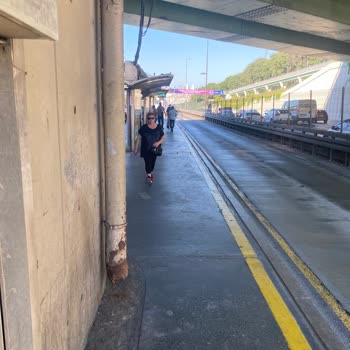 Edirnekapı Metrobüs Durağındaki Çukur Tehlikesi Yaşlılar İçin Büyük Risk