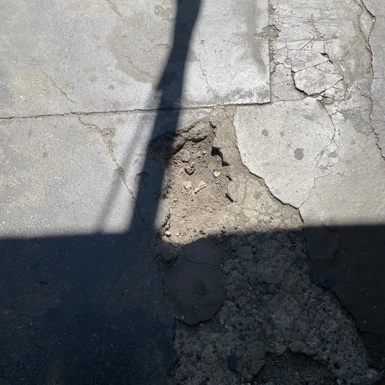 Edirnekapı Metrobüs Durağındaki Çukur Tehlikesi Yaşlılar İçin Büyük Risk