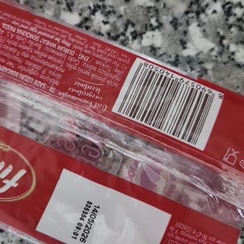 Makarnadan Plastik Eldiven Parmağı Çıkması