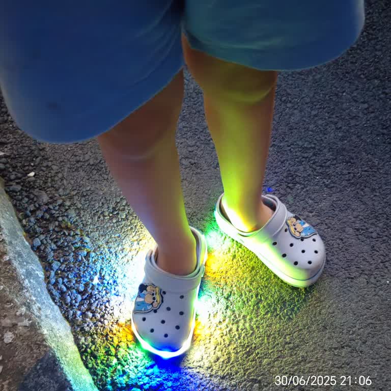 10 Günde Bozulan Çocuk Terliklerinin Işıkları Aileyi Mağdur Etti