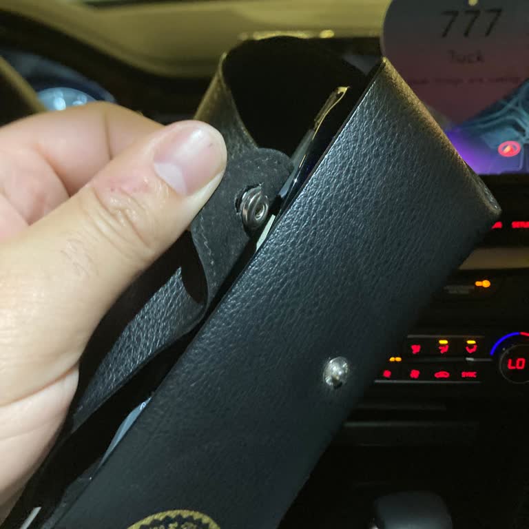 Güneş Gözlüğü Kılıfında Çıtçıt Yeri Yırtıldı, Mağaza Yardımcı Olmadı