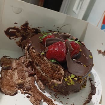 Yemeksepeti Sipariş Ettiğim Pasta Yarım Ve Dağılmış Şekilde Teslim Edildi, Para İadesi Yapılmıyor