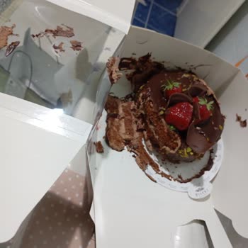 Yemeksepeti Sipariş Ettiğim Pasta Yarım Ve Dağılmış Şekilde Teslim Edildi, Para İadesi Yapılmıyor