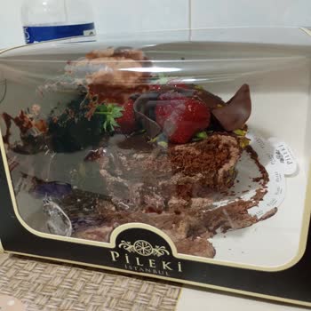 Yemeksepeti Sipariş Ettiğim Pasta Yarım Ve Dağılmış Şekilde Teslim Edildi, Para İadesi Yapılmıyor