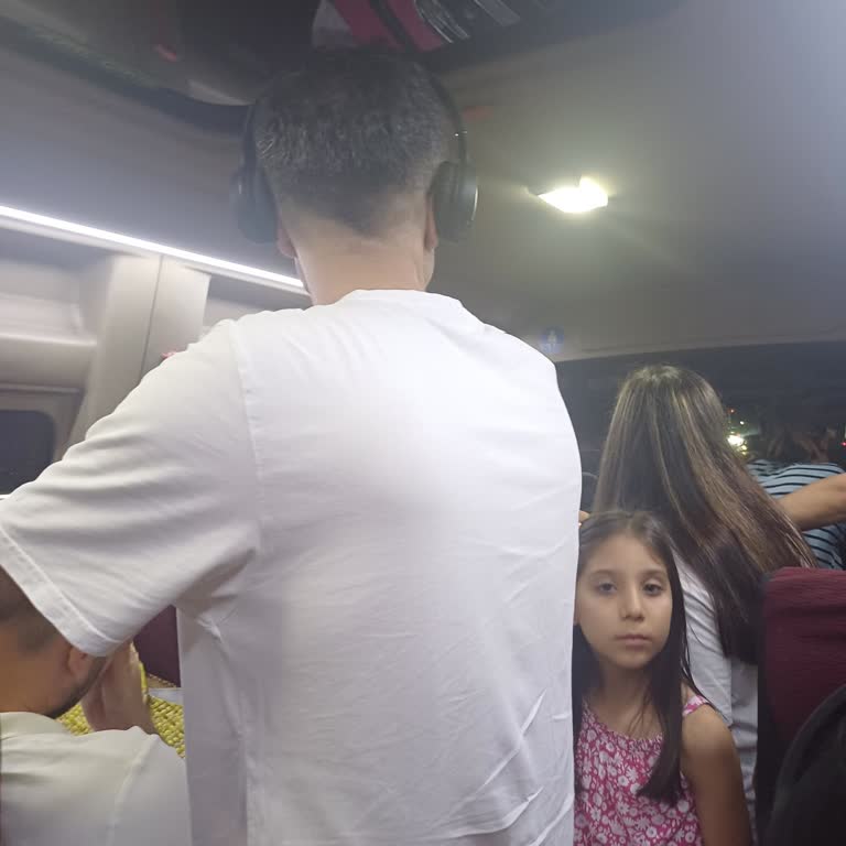 Ayakta Yolcu Taşıyan Serviste Güvenlik İhmali
