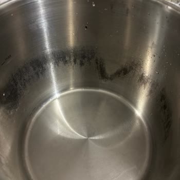 Yeni Alınan Düdüklü Tencerede İlk Kullanımda Yanık Lekeleri Oluştu