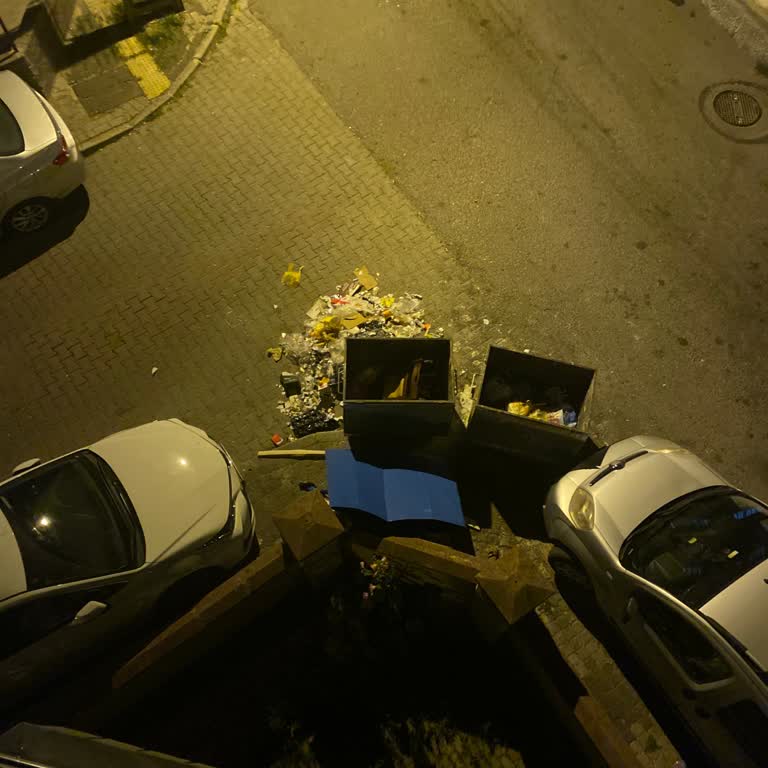 Çöp Konteynerlerinin Yeri Nedeniyle Evimin Önünde Biriken Çöpler