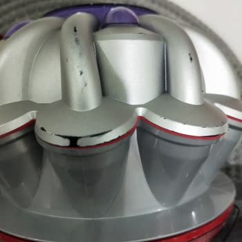 Dyson V8 Süpürgede Boya Atması Ve Performans Kaybı Yaşıyorum