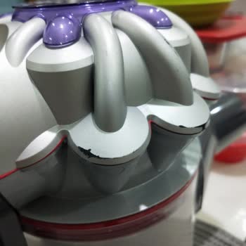 Dyson V8 Süpürgede Boya Atması Ve Performans Kaybı Yaşıyorum