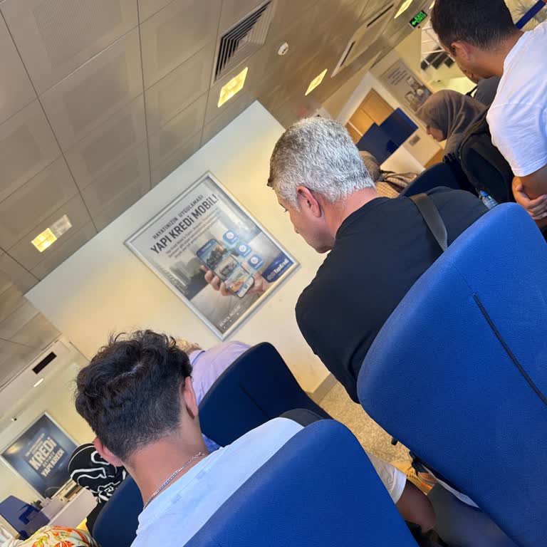 Yapı Kredi Binevler Şubesi'nde Tek Gişe Nedeniyle Uzun Sıra Çilesi