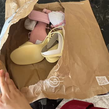 Sandaletler Kutusuz Ve Ezilmiş Şekilde Teslim Edildi