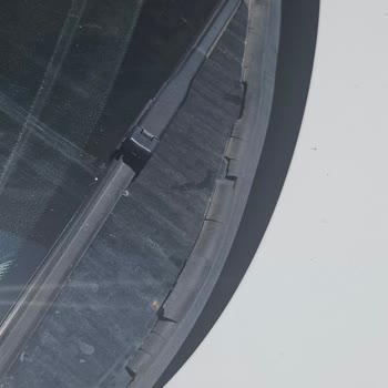 BMW 116i Silecek Altı Plastiğinde Kronik Parçalanma Ve Su Sızdırma Sorunu