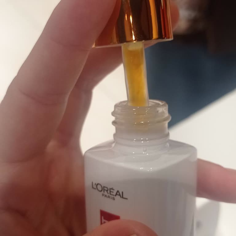 I Opened L'Oréal Vitamin C Serum and Found Discoloration but Was Denied a Refund